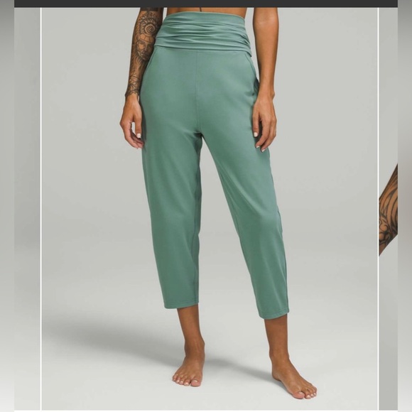 Lululemon Align Ribbed Waist Cropped Jogger
Tidewater Teal size 8 - Picture 2 of 7